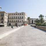 Sullo sfondo con il suo orologio solare, si staglia il neoclassico Palazzo Starita, che serv� anche da set per il film �La Riffa�. Uno dei suoi lati si affaccia su via Venezia la panoramica strada che partendo proprio da piazza del Ferrarese percorre tutta quella Muraglia che da secoli racchiude il centro storico